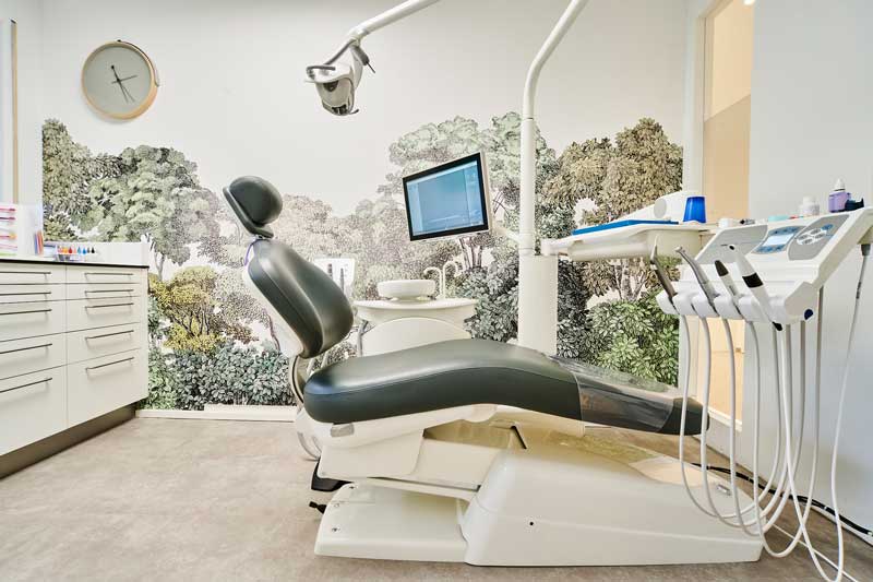 Behandlungszimmer moderne Praxisausstattung Zahnarztpraxis Sarah Garay Zahnarzt München Pasing