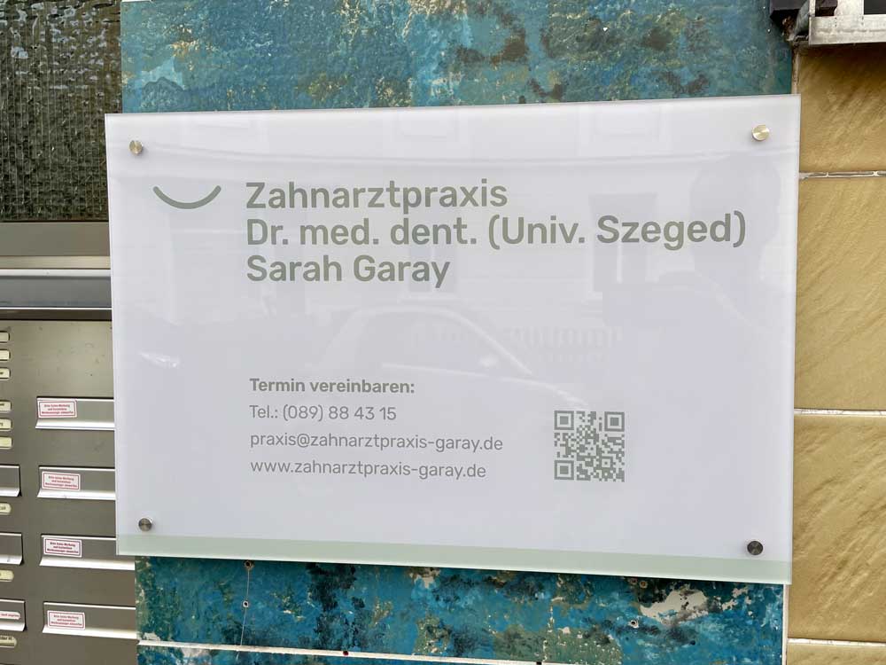 Hauseingang Zahnarztpraxis Sarah Garay Zahnarzt München Pasing